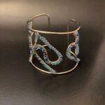 bracelet manchette à perles bleues