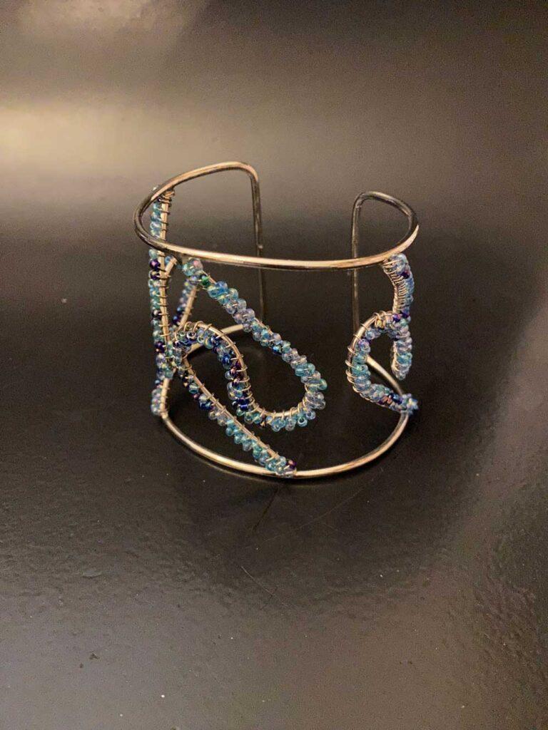 bracelet manchette à perles bleues