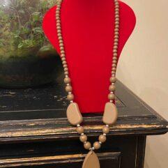collier de perles brunes