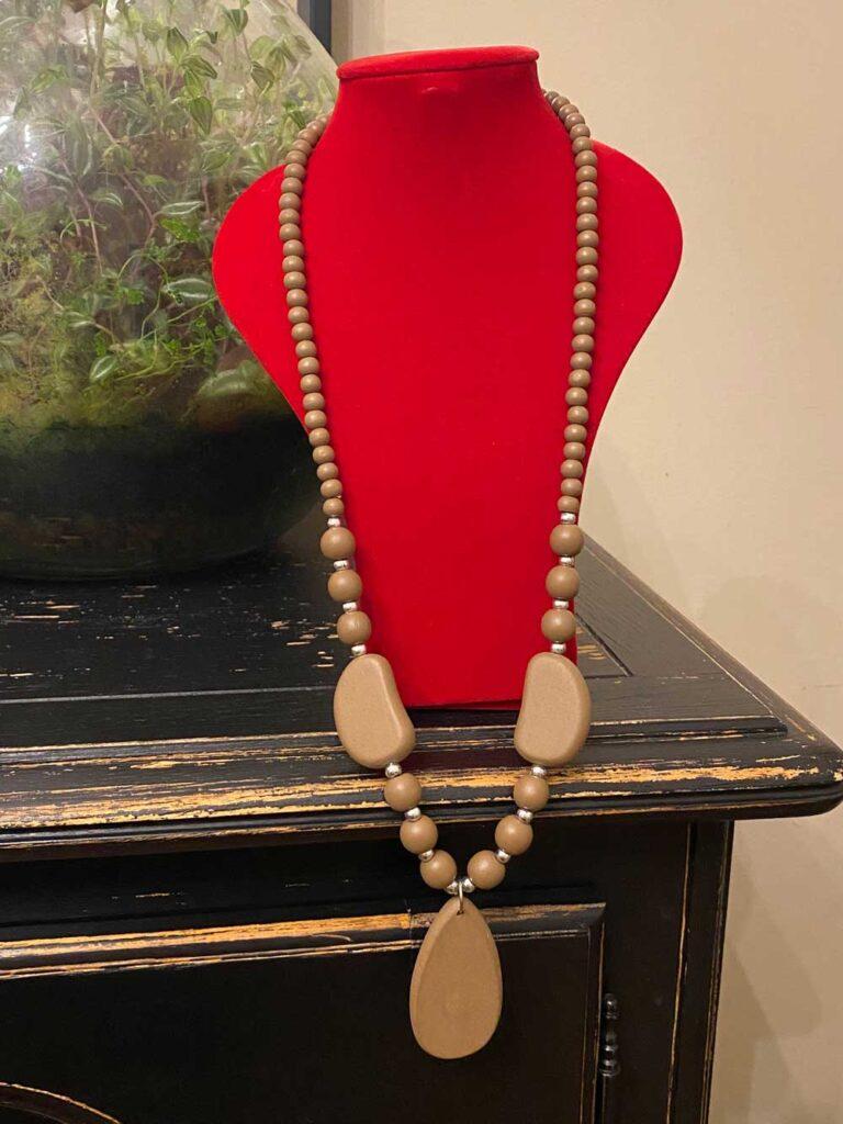 collier de perles brunes