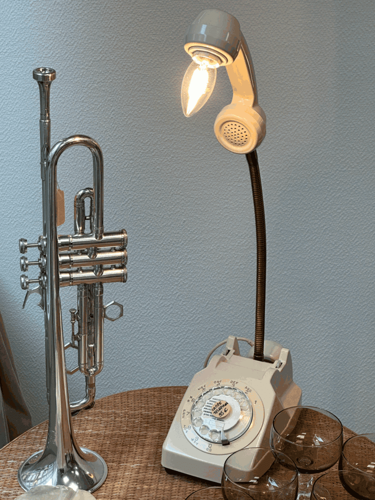 Téléphone Vintage Transformé en Lampe