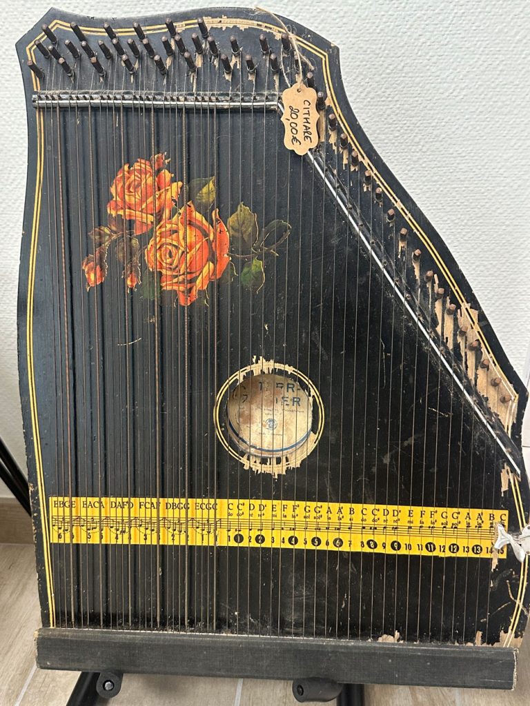 ancienne cithare allemande en bois à décor de roses