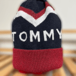 Bonnet DENIM Tommy Chevron Pom Pom Beanie Bleu marin.