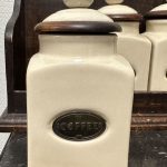 pots à épices avec étagère en bois