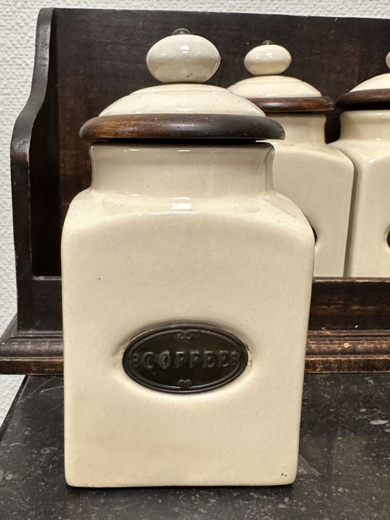 pots à épices avec étagère en bois