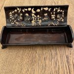 boîte à baguettes chinoise en bois sculpté à décor ajouré de dragons