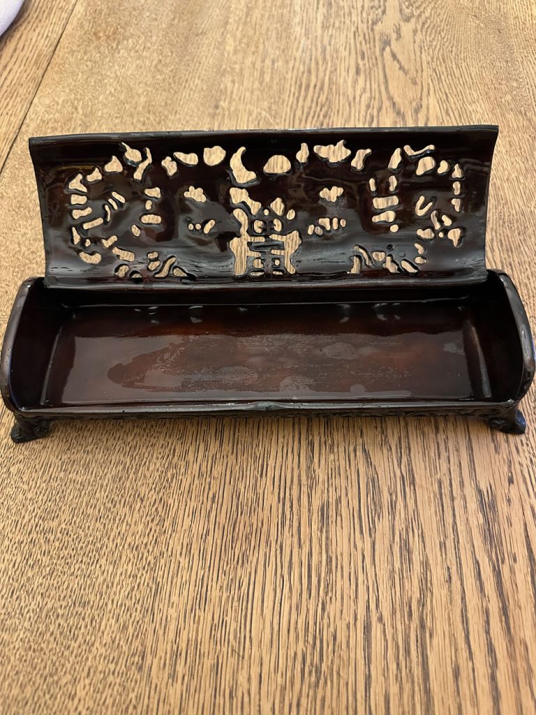 boîte à baguettes chinoise en bois sculpté à décor ajouré de dragons