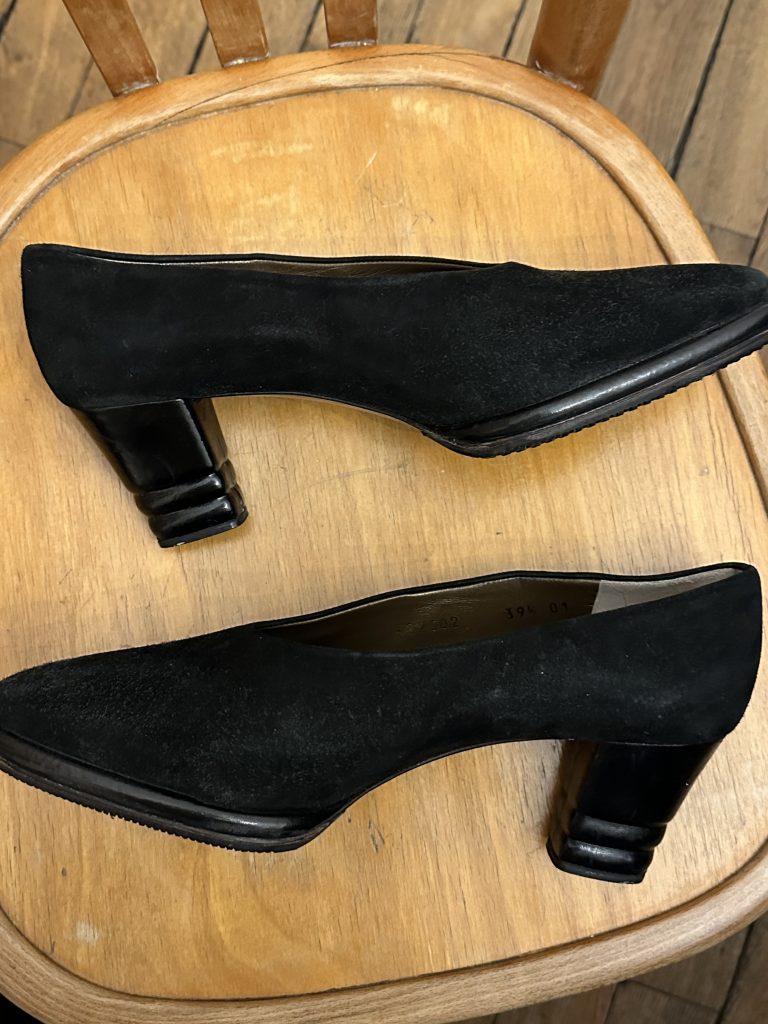 escarpins vintage en daim noirs Yves Saint Laurent