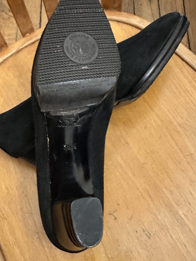 escarpins vintage en daim noirs Yves Saint Laurent