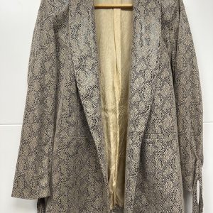 veste imprimé serpent