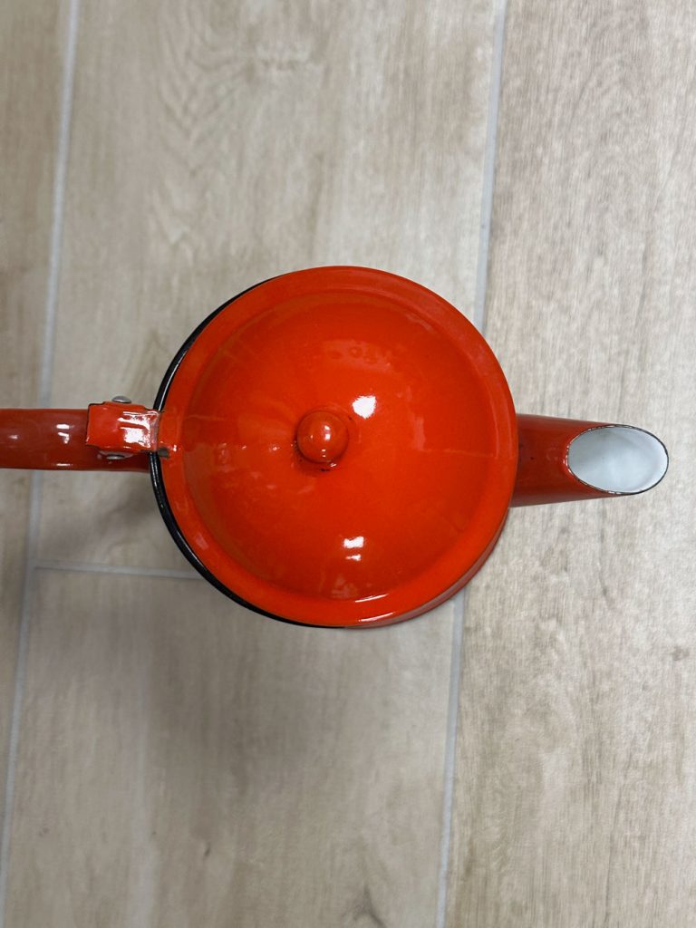 cafetière vintage rouge émaillée