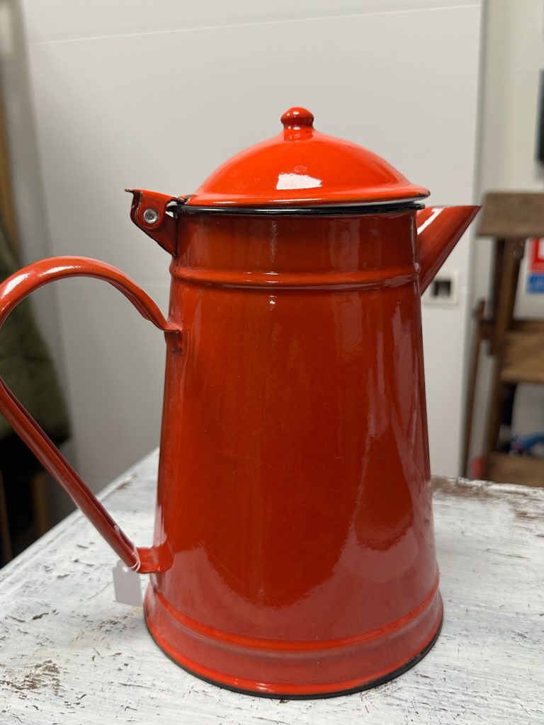 cafetière vintage rouge émaillée