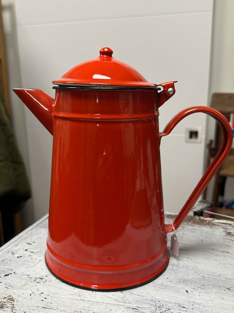 cafetière vintage rouge émaillée