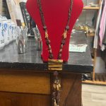 collier long bois et plumes
