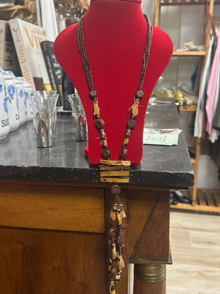 collier long bois et plumes