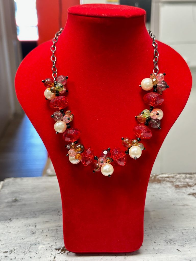 collier fantaisie rouge perles blanches