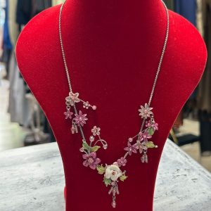 collier fantaisie rose blanche fleurs roses