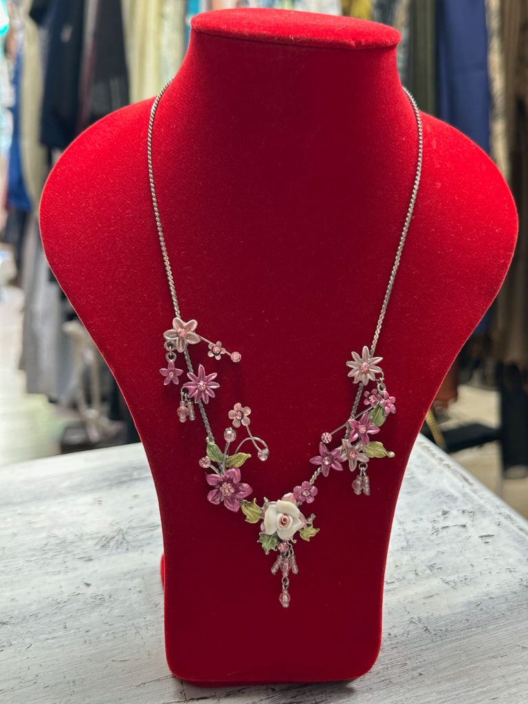 collier fantaisie rose blanche fleurs roses