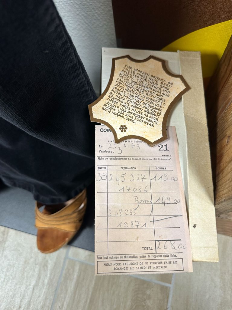 nu pieds en cuir et bois beryl années 70