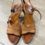 nu pieds en cuir et bois beryl années 70
