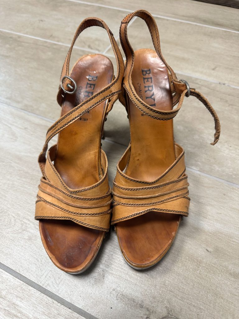 nu pieds en cuir et bois beryl années 70