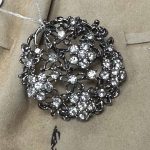 broche argentée Eliot avec son pochon