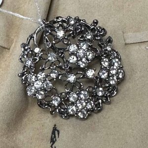 broche argentée Eliot avec son pochon