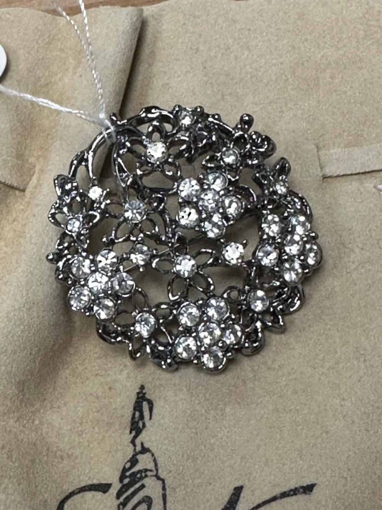 broche argentée Eliot avec son pochon