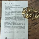 broche dorée feuillage bijou du musée du louvre
