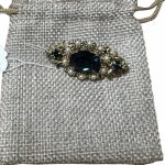 broche dorée perles blanches et faux saphir