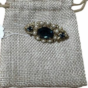 broche dorée perles blanches et faux saphir