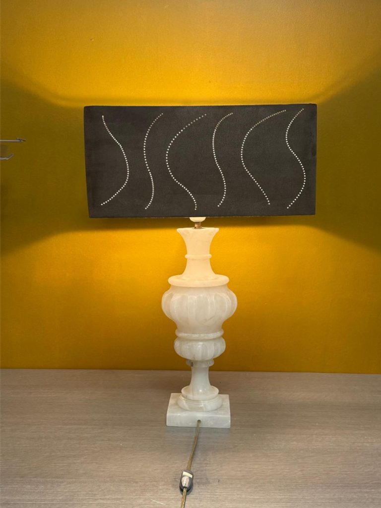 lampe albâtre sculpté abat-jour marron