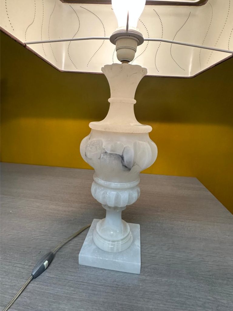 lampe albâtre sculpté abat-jour marron