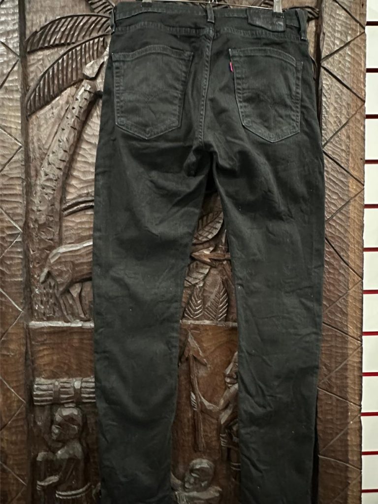 jean noir levi's 31/32 seconde main