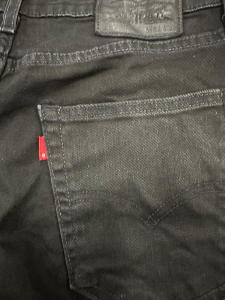 jean noir levi's 31/32 seconde main
