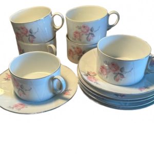 Tasse à café vintage en porcelaine tchécoslovaque, vers les années 1960, décor de roses, filet argenté. brocante en ligne seconde âme