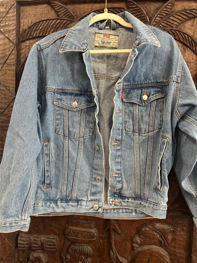 Veste en jean Levi's Trucker vintage bleu délavé – Taille S friperie en ligne seconde âme