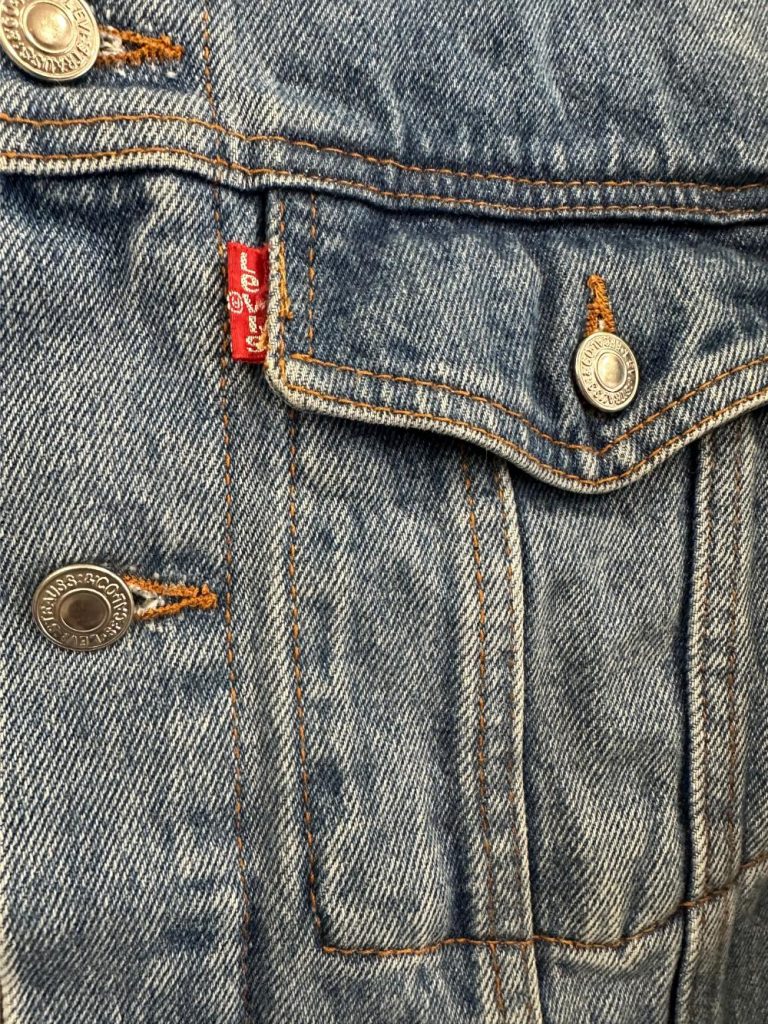 Veste en jean Levi's Trucker vintage bleu délavé – Taille S friperie en ligne