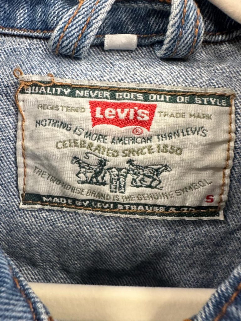 Veste en jean Levi's Trucker vintage bleu délavé – Taille S friperie en ligne