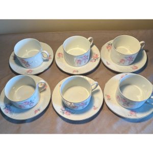 Tasse à café vintage en porcelaine tchécoslovaque, vers les années 1960, décor de roses, filet argenté. brocante en ligne seconde âme