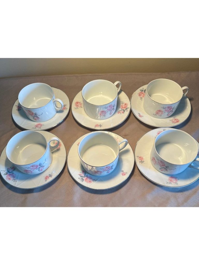 Tasse à café vintage en porcelaine tchécoslovaque, vers les années 1960, décor de roses, filet argenté. brocante en ligne seconde âme
