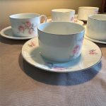Tasse à café vintage en porcelaine tchécoslovaque, vers les années 1960, décor de roses, filet argenté. brocante en ligne seconde âme