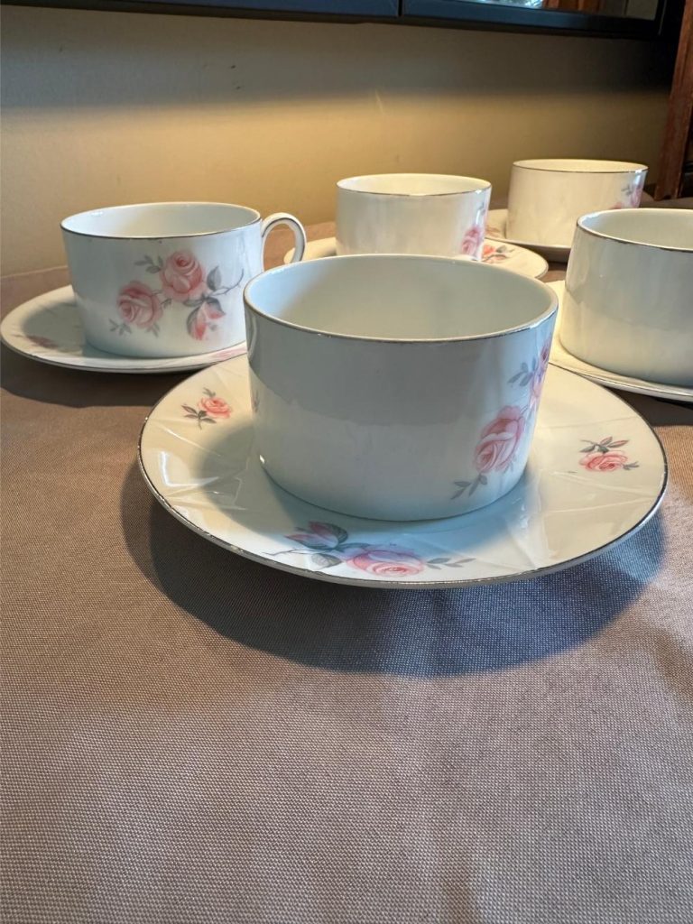 Tasse à café vintage en porcelaine tchécoslovaque, vers les années 1960, décor de roses, filet argenté. brocante en ligne seconde âme