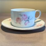Tasse à café vintage en porcelaine tchécoslovaque, vers les années 1960, décor de roses, filet argenté. brocante en ligne seconde âme