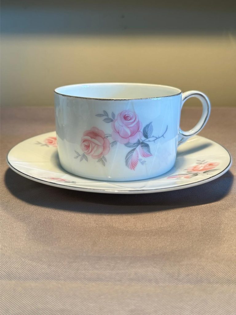 Tasse à café vintage en porcelaine tchécoslovaque, vers les années 1960, décor de roses, filet argenté. brocante en ligne seconde âme