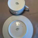 Tasse à café vintage en porcelaine tchécoslovaque, vers les années 1960, décor de roses, filet argenté. brocante en ligne seconde âme