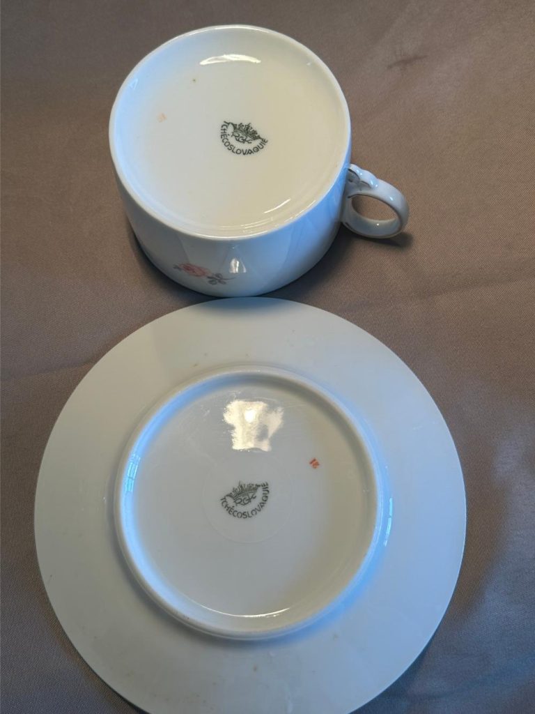 Tasse à café vintage en porcelaine tchécoslovaque, vers les années 1960, décor de roses, filet argenté. brocante en ligne seconde âme