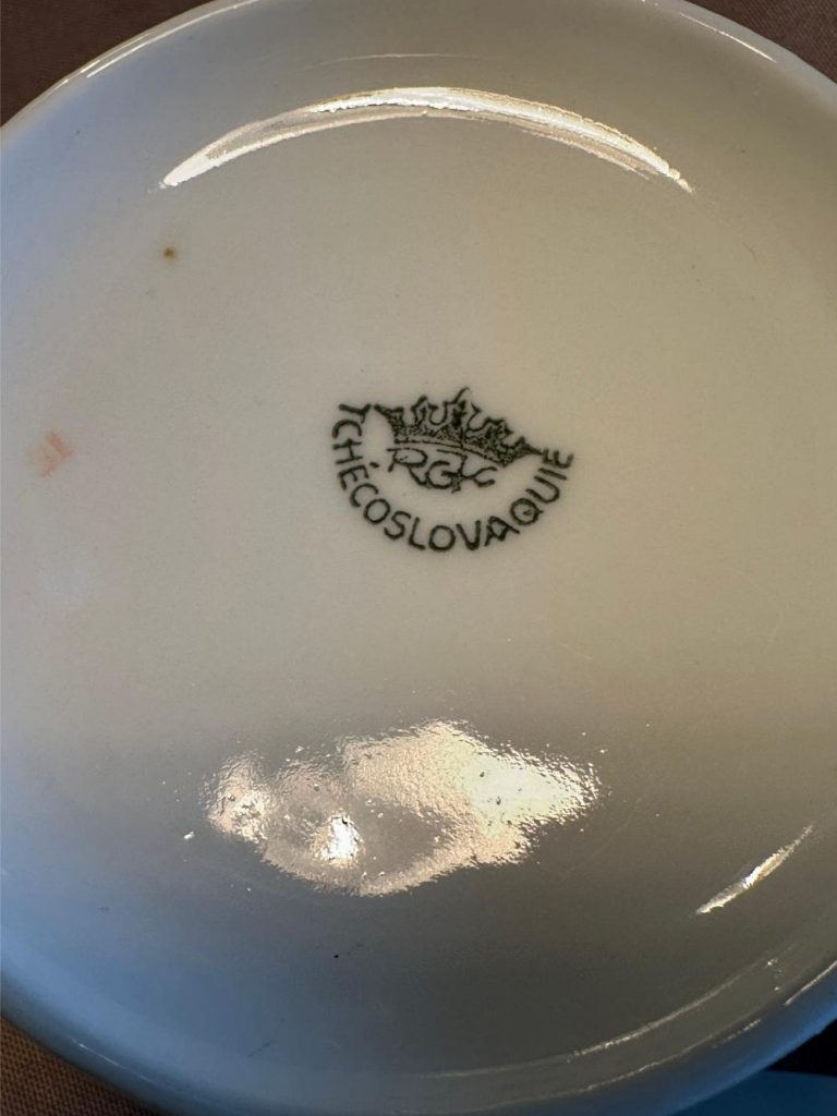 Tasse à café vintage en porcelaine tchécoslovaque, vers les années 1960, décor de roses, filet argenté. brocante en ligne seconde âme
