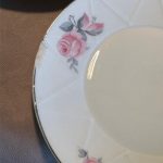 Tasse à café vintage en porcelaine tchécoslovaque, vers les années 1960, décor de roses, filet argenté. brocante en ligne seconde âme