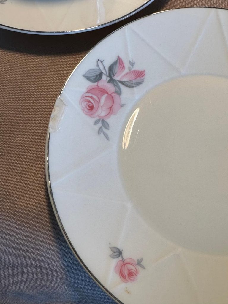 Tasse à café vintage en porcelaine tchécoslovaque, vers les années 1960, décor de roses, filet argenté. brocante en ligne seconde âme